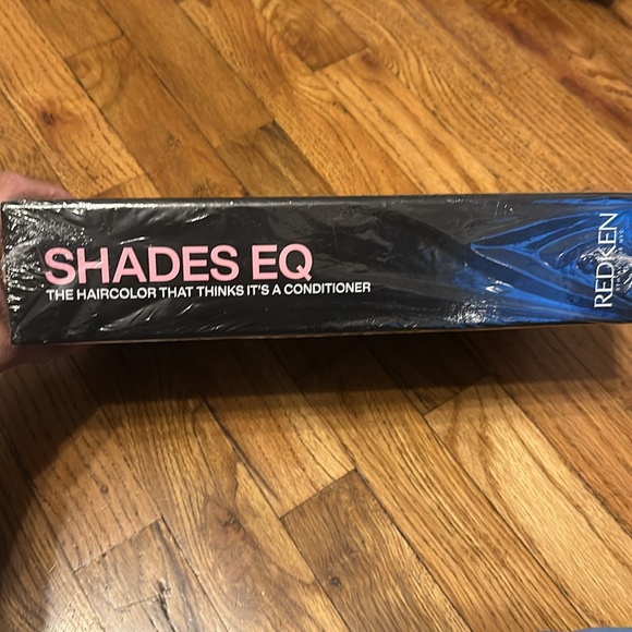 Redken Shades EQ swatch book - Picture 2 of 4